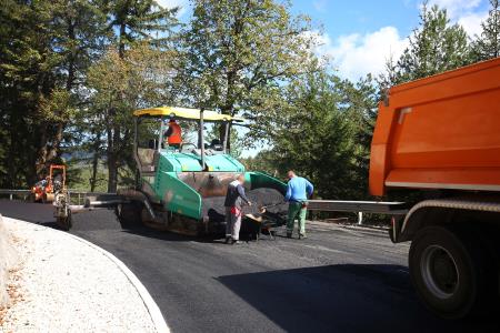 ASFALTIRANJE CESTE CERKNICA BEGUNJE 03 FOTO LJUBO VUKELIČ